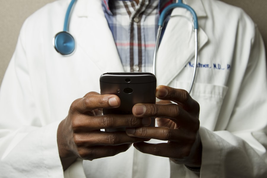 Médico con estetoscopio usando un smartphone